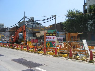 東京メトロ13号線の工事が進む明治通り。
